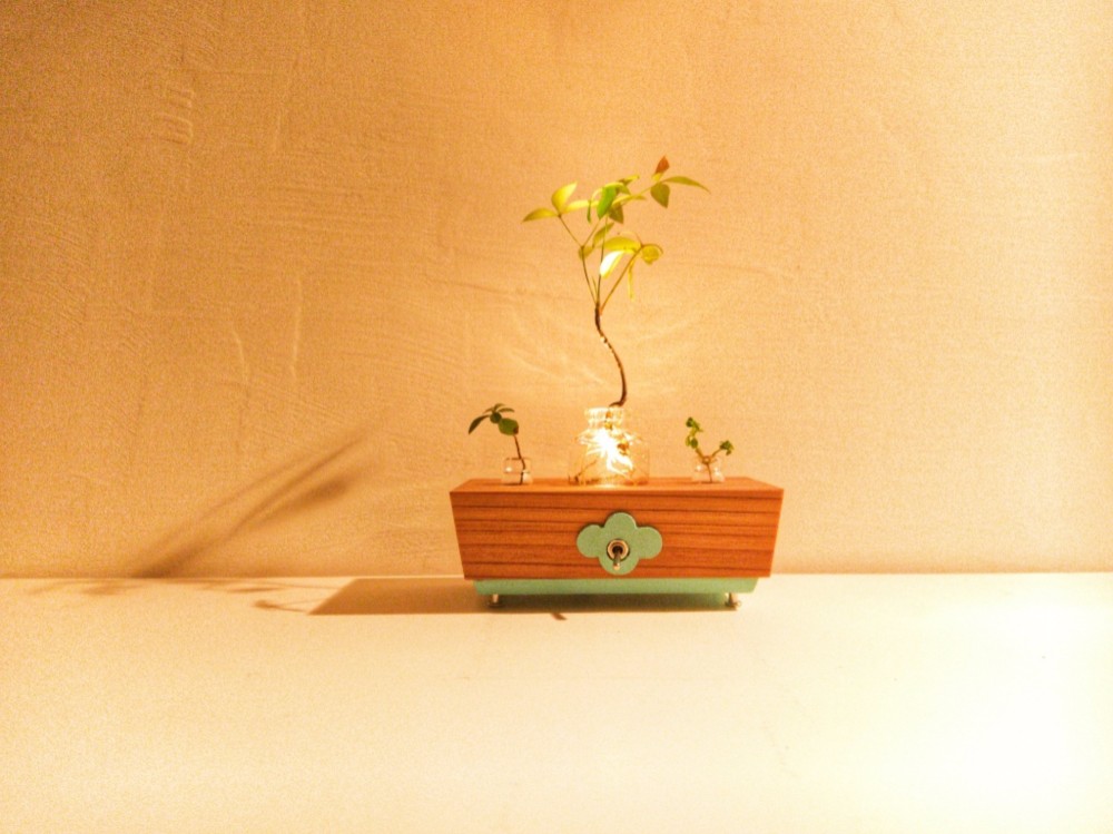 小さな宝箱のようなランプ 