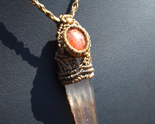 『黄朝綺』ヘマタイトインタイチンルチルのマクラメペンダントネックレス 黄朝綺』ヘマタイトインタイチンルチルのマクラメペンダントネックレス