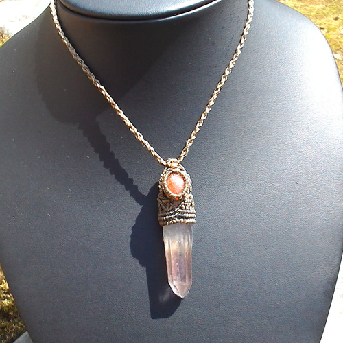 ヘマタイト付水晶とサンストーンのマクラメペンダント[PEN-145