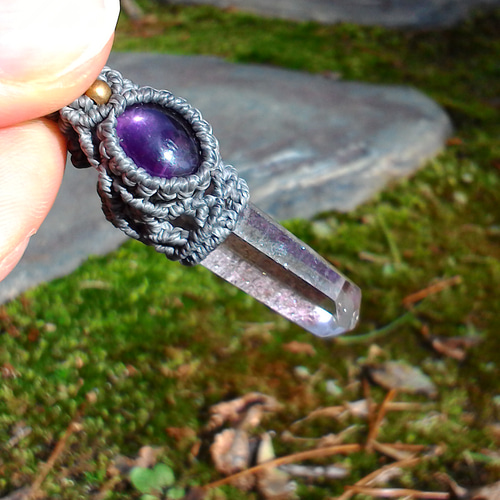 ヘマタイト付水晶とアメジストのマクラメペンダント[PEN-190  