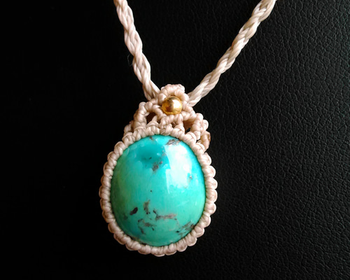 希少イラン産】ターコイズの天然石マクラメペンダント[PEN-438