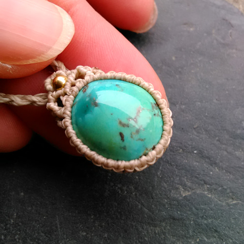 希少イラン産】ターコイズの天然石マクラメペンダント[PEN-438