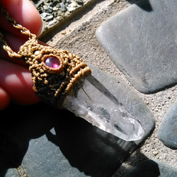 アクチノライト入り♪マスタークリスタル（タビュラー、クラスター、虹）とルビーの天然石マクラメペンダント[PEN-448] 1枚目の画像