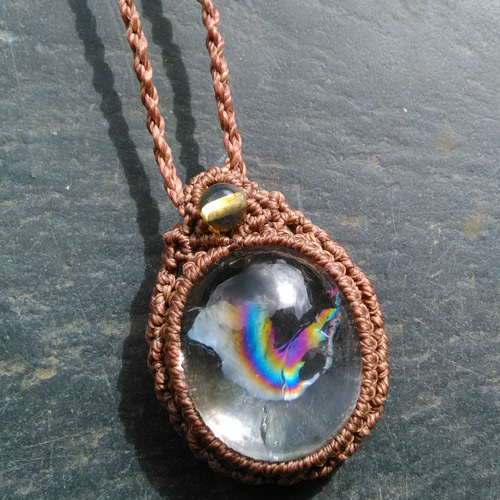 アイリスクォーツ（レインボークォーツ）の天然石マクラメペンダント