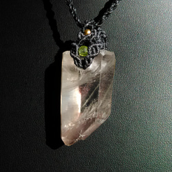 【ヘマタイト入り】水晶の天然石マクラメペンダント[PEN-546] 5枚目の画像