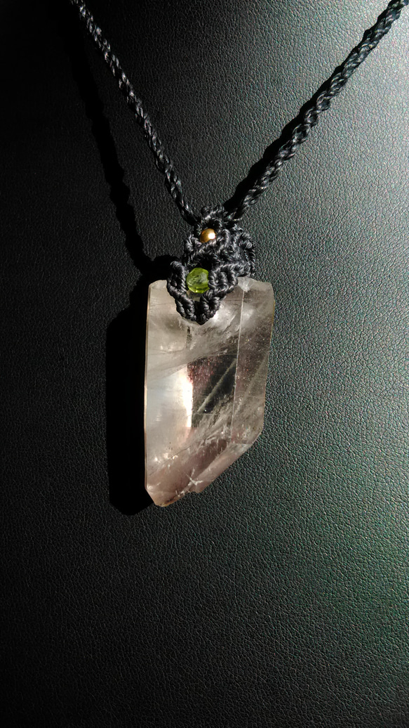【ヘマタイト入り】水晶の天然石マクラメペンダント[PEN-546] 5枚目の画像