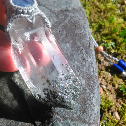 マスタークリスタル（カテドラル、虹）とカイヤナイトの天然石マクラメペンダント[PEN-551] 4枚目の画像