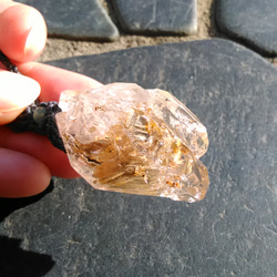 【希少！エレスチャル】ジャカレー水晶＆骸骨水晶の天然石マクラメペンダント[PEN-584] 1枚目の画像