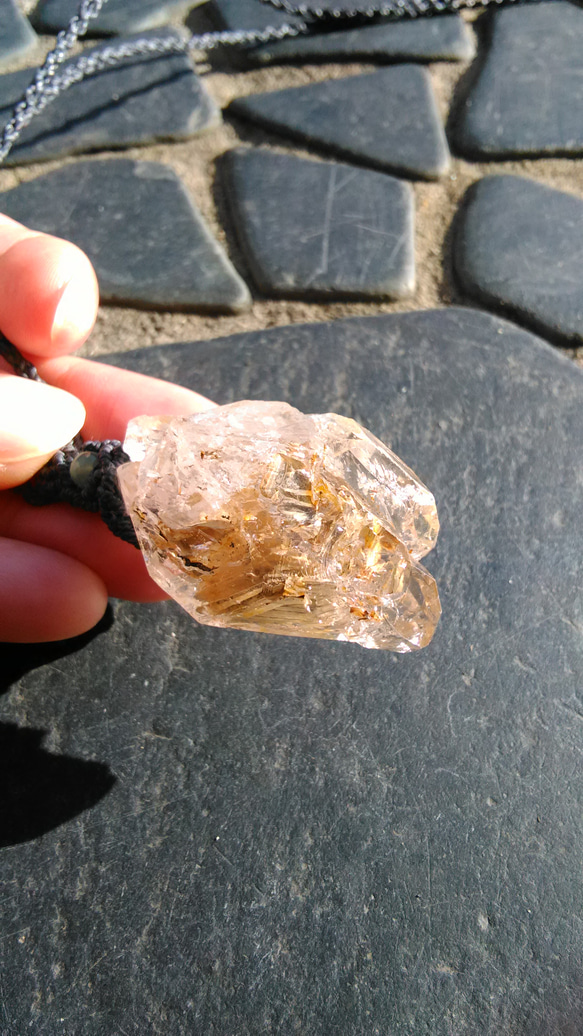 【希少！エレスチャル】ジャカレー水晶＆骸骨水晶の天然石マクラメペンダント[PEN-584] 1枚目の画像