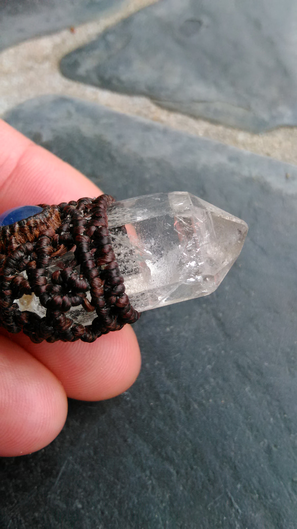 【パールバーティ産】水晶とサファイアの天然石マクラメペンダント[PEN-639] 4枚目の画像