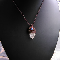 【パールバーティ産】水晶とサファイアの天然石マクラメペンダント[PEN-639] 5枚目の画像