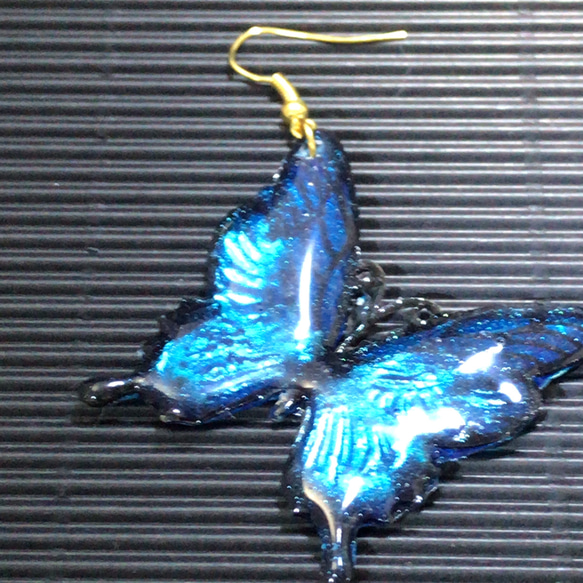 瑠璃蝶のヒラヒラ耳飾り 3枚目の画像