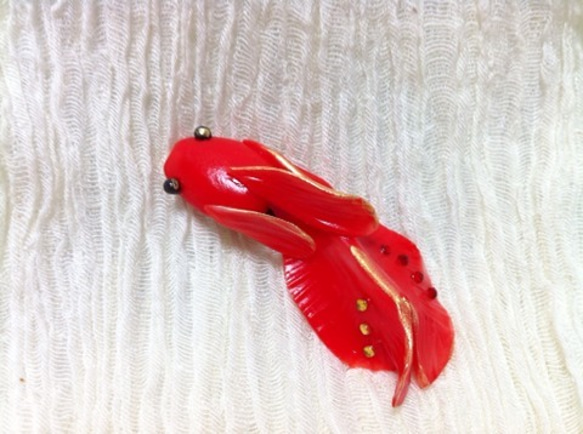 緋色金魚のブローチ 1枚目の画像