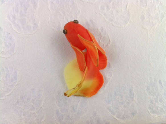 緋色金魚のブローチ 1枚目の画像