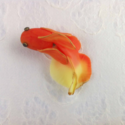 緋色金魚のブローチ 2枚目の画像