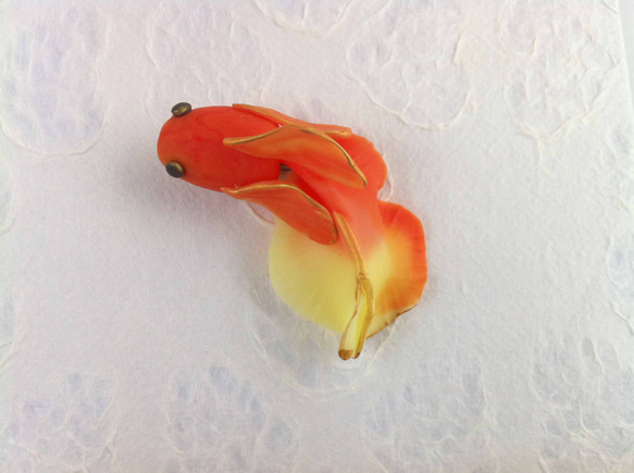 緋色金魚のブローチ 2枚目の画像