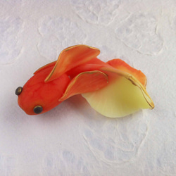 緋色金魚のブローチ 3枚目の画像