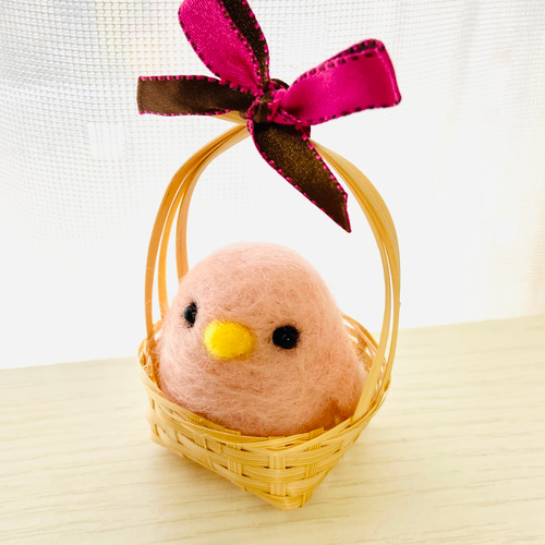 羊毛フェルト カゴの中のピンクの鳥さん（インコ）（ぬいぐるみ） 羊毛