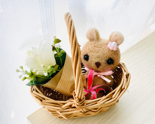 羊毛フェルト かごの中のうさぎさんとお花（ぬいぐるみ） 羊毛フェルト