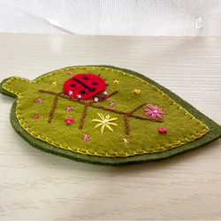 北欧柄　リーフ型フェルト刺繍コースター（てんとう虫とお花付き） 2枚目の画像