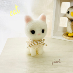 羊毛フェルト　レースが可愛いい白猫ちゃん（ぬいぐるみ） 1枚目の画像