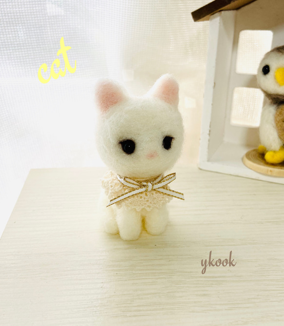 羊毛フェルト レースが可愛いい白猫ちゃん（ぬいぐるみ） 羊毛
