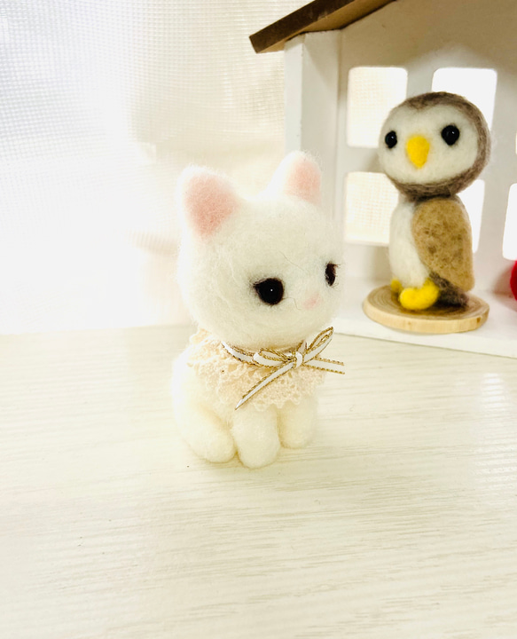 羊毛フェルト　レースが可愛いい白猫ちゃん（ぬいぐるみ） 2枚目の画像