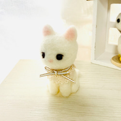 羊毛フェルト　レースが可愛いい白猫ちゃん（ぬいぐるみ） 3枚目の画像