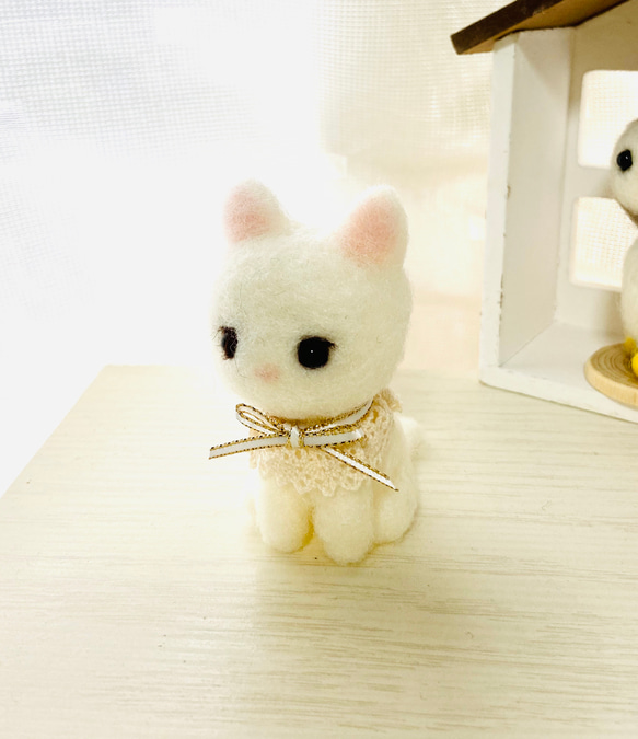 羊毛フェルト　レースが可愛いい白猫ちゃん（ぬいぐるみ） 3枚目の画像