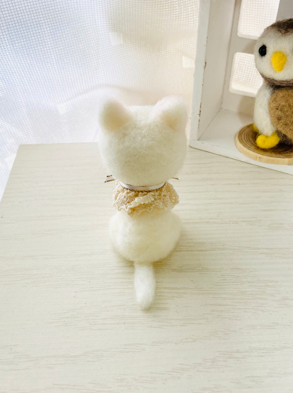 羊毛フェルト　レースが可愛いい白猫ちゃん（ぬいぐるみ） 4枚目の画像