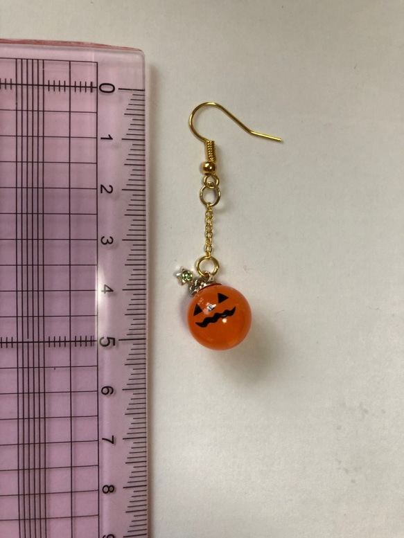 （世界に一つだけの）ハロウィンおばけピアス－オレンジ－ 3枚目の画像