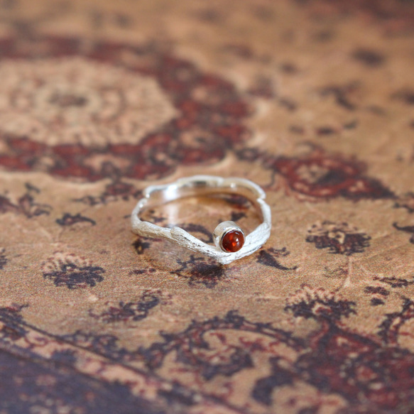 【現物限り】世界樹レーラズの指環　ガーネットカボション　1月・牡羊座・蠍座　誕生石・星座石を用いた一点物リング 10枚目の画像