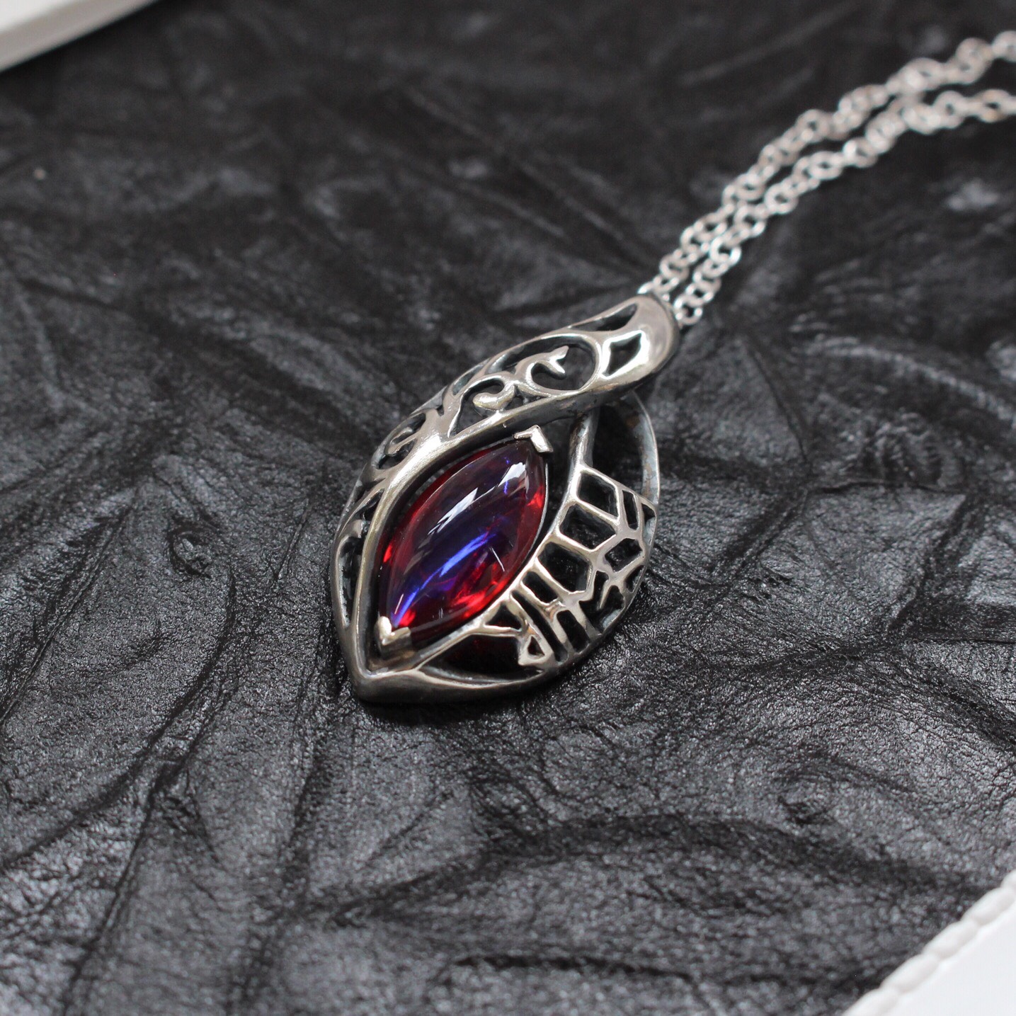 【Hjarta】ドラゴンハート ドラゴンズブレスを用いた世界樹とルーン文字のペンダント