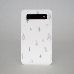 ブルーのかわいい木立とスノーの雪景色 蓄電用コード付 モバイルバッテリー「雪の森」2341 2枚目の画像