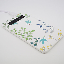 かわいい小鳥 植物 花柄をプリント 蓄電用コード付モバイルバッテリー「青いとり」2334 1枚目の画像