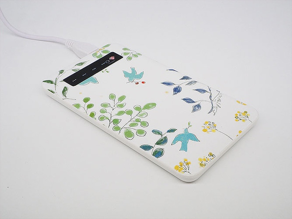 かわいい小鳥 植物 花柄をプリント 蓄電用コード付モバイルバッテリー「青いとり」2334 1枚目の画像