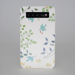かわいい小鳥 植物 花柄をプリント 蓄電用コード付モバイルバッテリー「青いとり」2334 2枚目の画像