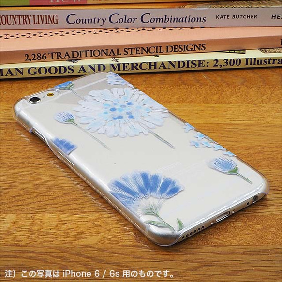 かわいい青や水色ブルーの花柄スマホケース　花々ブルー/透明ケース（側面印刷無し）iPhone各機種用はめ込み背面カバー型 2枚目の画像