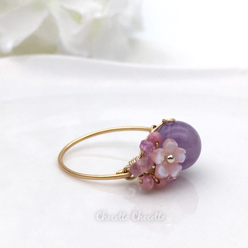 ピンクの天然石のワイヤーリング Cherry blossoms - アメジスト ピンクシェル 小さな天然石の