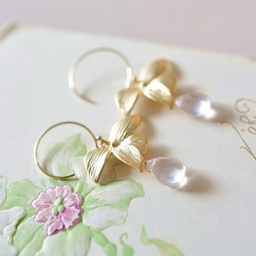 SALE）14kgf＊リボンフラワーチャーム(真鍮)とローズクォーツのピアス 