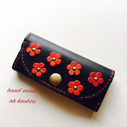 【summersale】赤色の花❀が可愛い♪本革３折キーケース【ブラック】 1枚目の画像