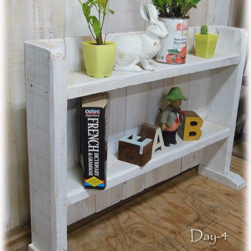 シャビーホワイトの背板付木製飾り棚 シェルフ 棚・シェルフ・ラック