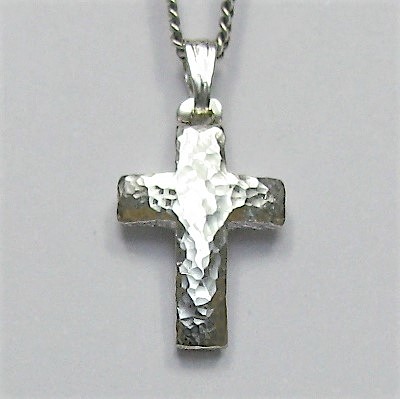 シンプルなラテン十字架　膨らみのある小さな小さなラテン十字架　＜槌目光沢仕上げ＞　cc63　ロングセラーです