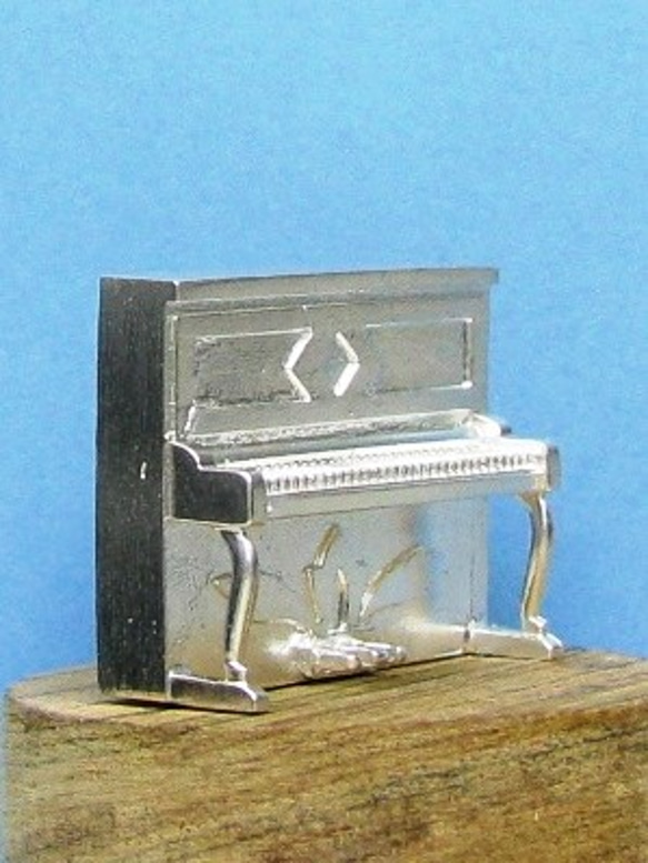 クロス以外の作品　小さな小さなアップライトピアノのオブジェ　sc51　好評です 3枚目の画像