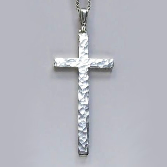シンプルなラテン十字架　槌目光沢仕上げの縦長のラテン十字架　cc13　好評です 1枚目の画像