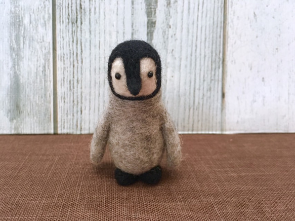 【受注生産・インテリアとしてもオススメ】羊毛フェルトの皇帝ペンギンの赤ちゃんのぬいぐるみ 2枚目の画像