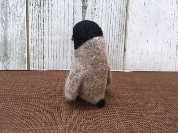 【受注生産・インテリアとしてもオススメ】羊毛フェルトの皇帝ペンギンの赤ちゃんのぬいぐるみ 4枚目の画像