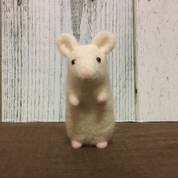 【受注生産・お部屋の癒しアイテムとしてオススメ】羊毛フェルトのネズミのぬいぐるみ 1枚目の画像