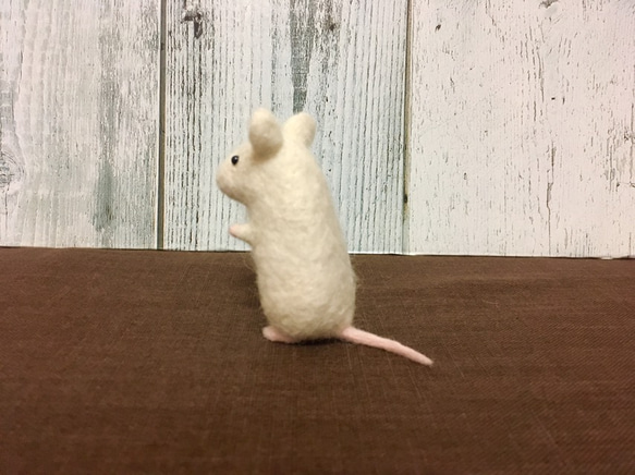 【受注生産・お部屋の癒しアイテムとしてオススメ】羊毛フェルトのネズミのぬいぐるみ 3枚目の画像