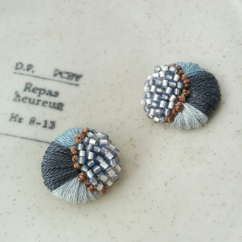ice blue & gray ビーズ 刺繍 ピアス ピアス（その他